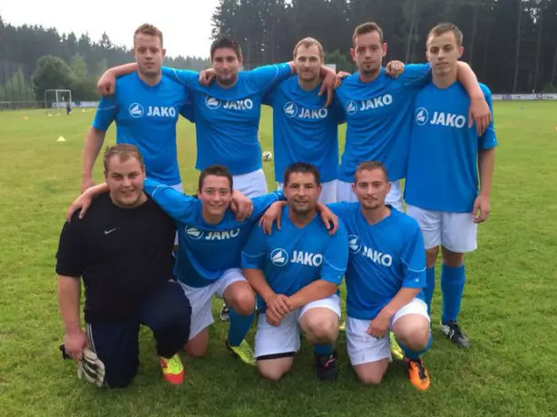 Feuerwehrler spielen Fußball