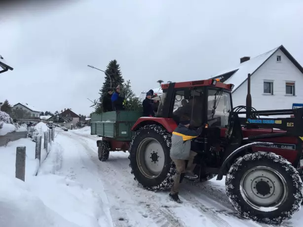 Feuerwehr sammelt Christbäume ein